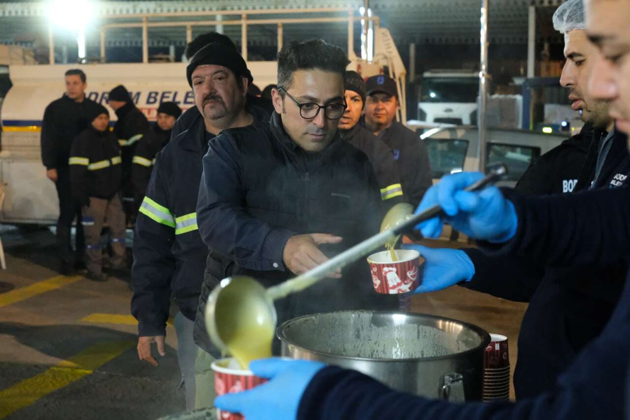 Başkan Tamer Mandalinci Temizlik İşleri Personeliyle Sahurda Buluştu 10